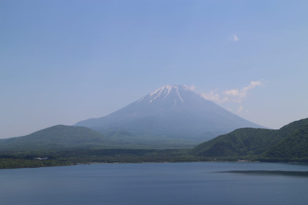本栖湖畔からみた富士山